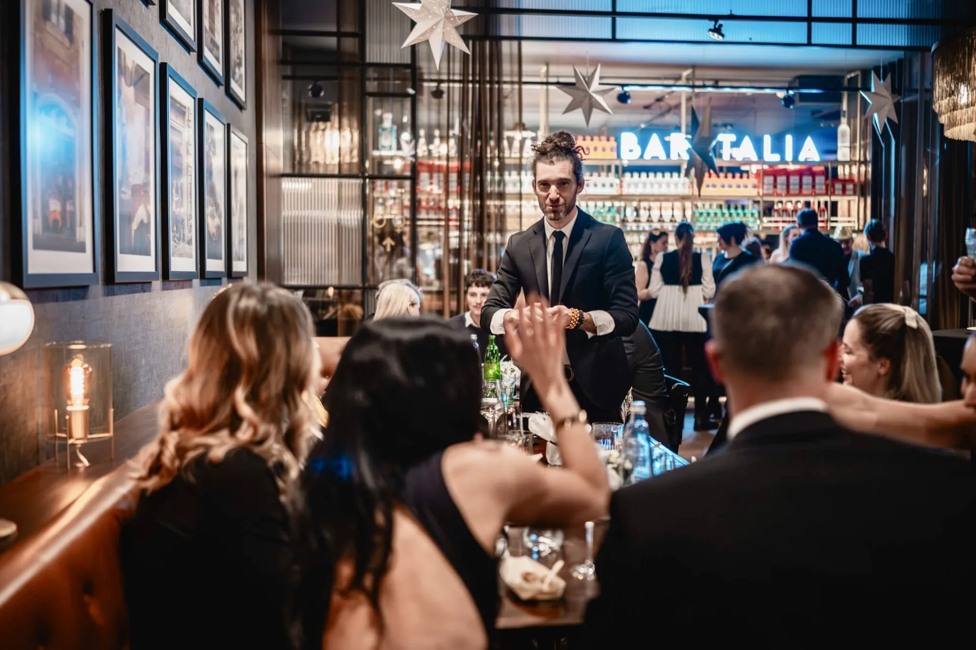 Close-up magie s kartami a mincemi